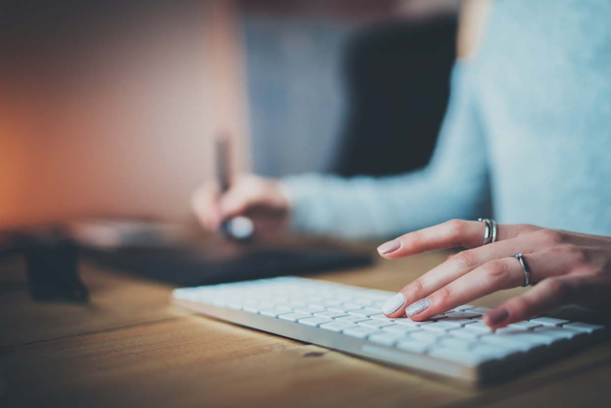 Kvindelig webdesigner der arbejder ved sit tastatur