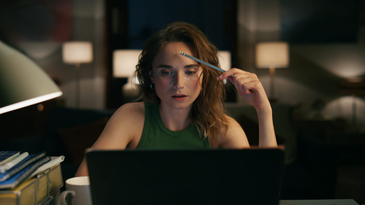 Kvinde der sidder ved en laptop-computer og evaluerer sin hjemmeside